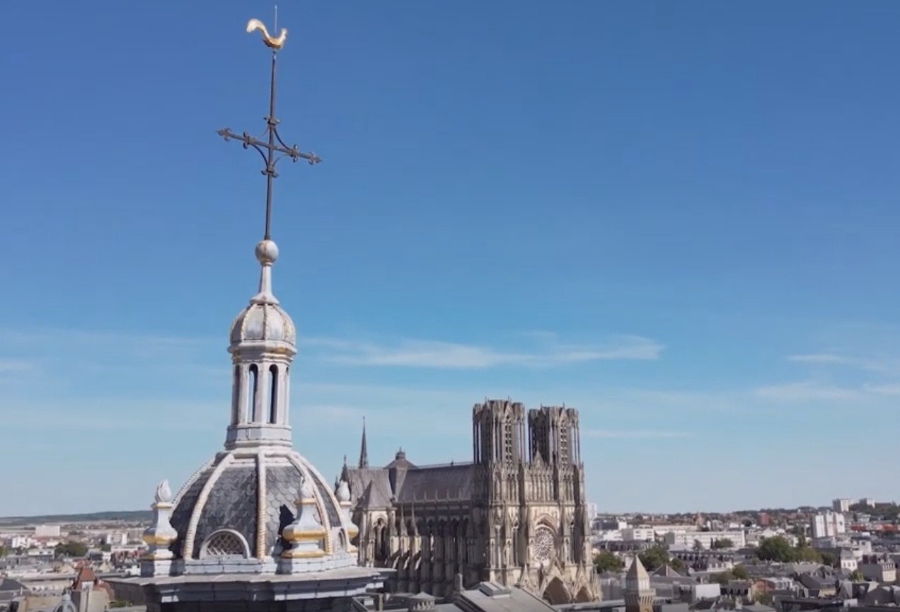 Le clocher de l’église Saint-Jacques vu d’un drone